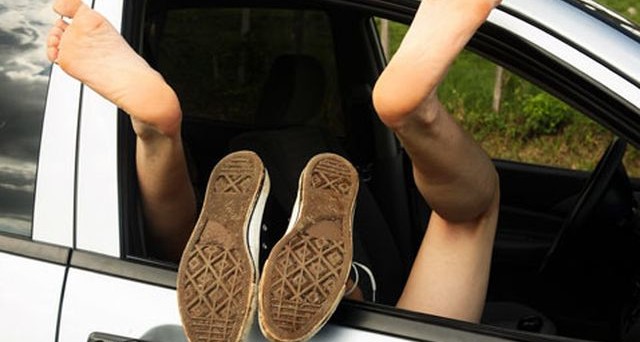 Sesso in auto sui binari della ferrovia: multati