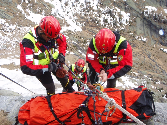 Alpinista precipita vicino alle cascate del Toce