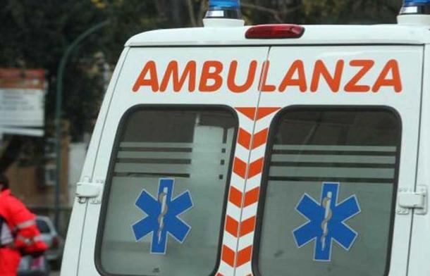 Tenta suicidio con lo scarico dell’auto