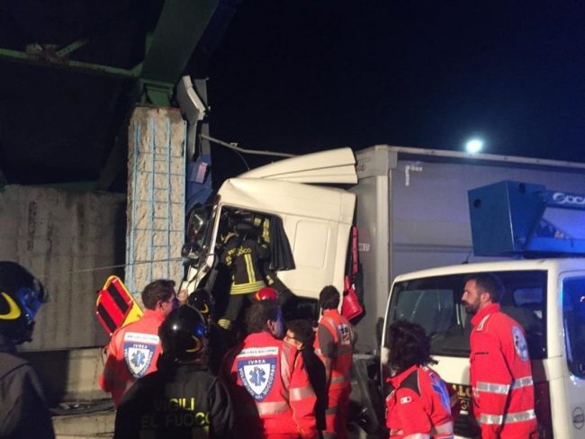 Camion si schianta contro pilone in autostrada sul raccordo Ivrea-Santhià