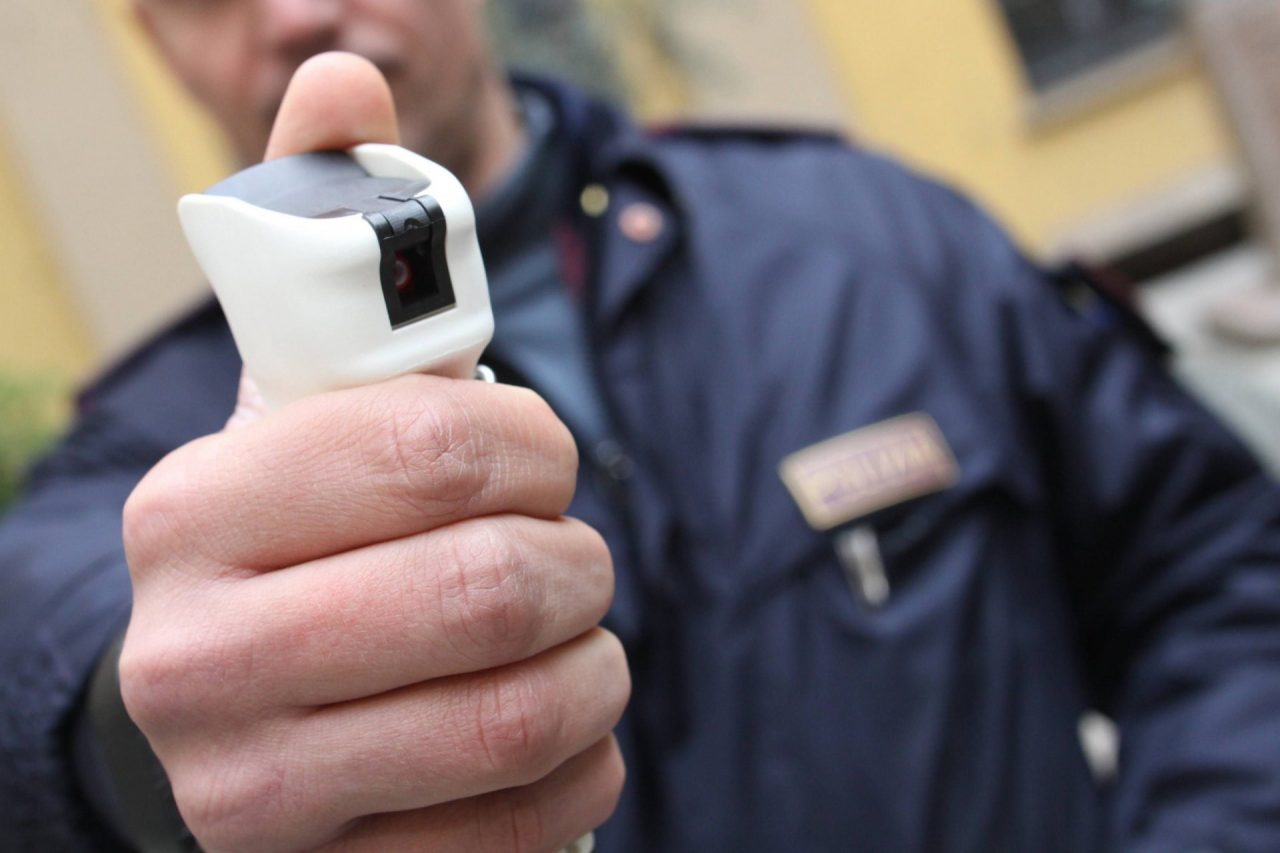 Ubriaco tenta di picchiare i carabinieri a Borgomanero: placato con spray urticante