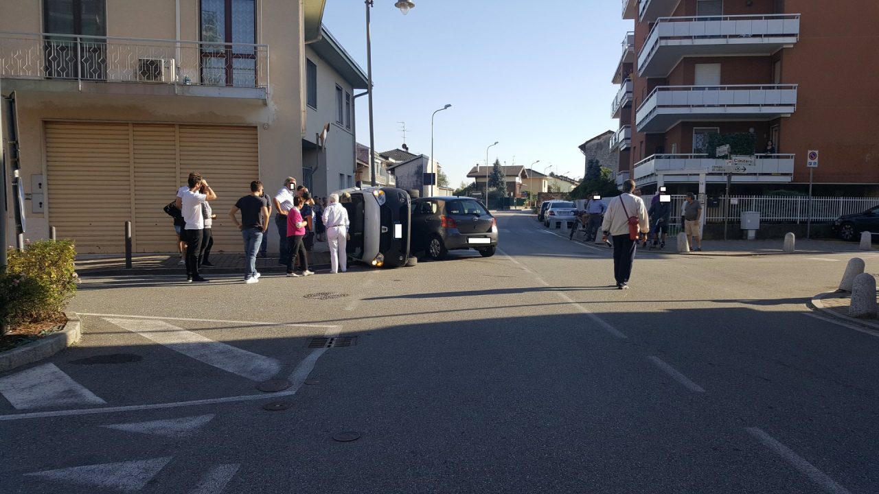 Incidente a Lumellogno: furgone ribaltato