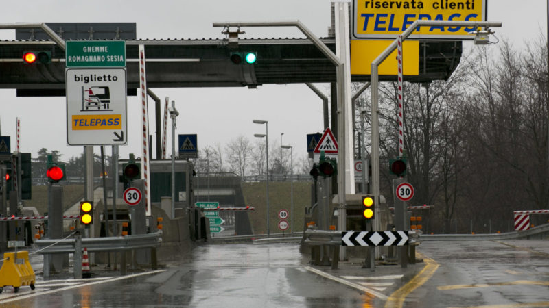 Inversione al casello di Romagnano: patente revocata