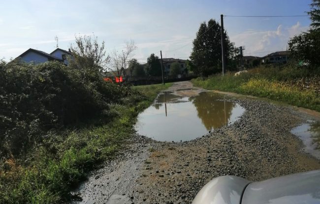 “Mia figlia disabile non può uscire di casa: la strada è piena di buche”