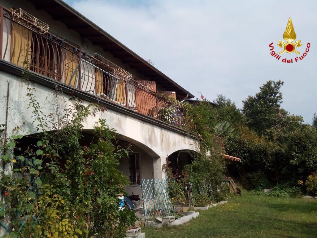 Terribile incendio a Nebbiuno: pompieri trovano cadavere in casa