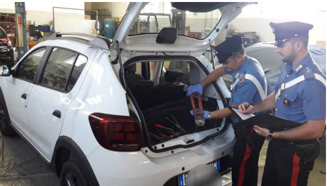Cittadini segnalano auto sospetta: i carabinieri la trovano piena di arnesi da scasso