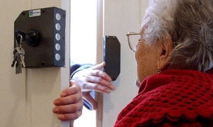 Anziana smaschera un truffatore ma non apre nemmeno ai Carabinieri