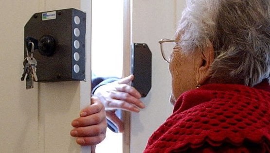 Anziana smaschera un truffatore ma non apre nemmeno ai Carabinieri