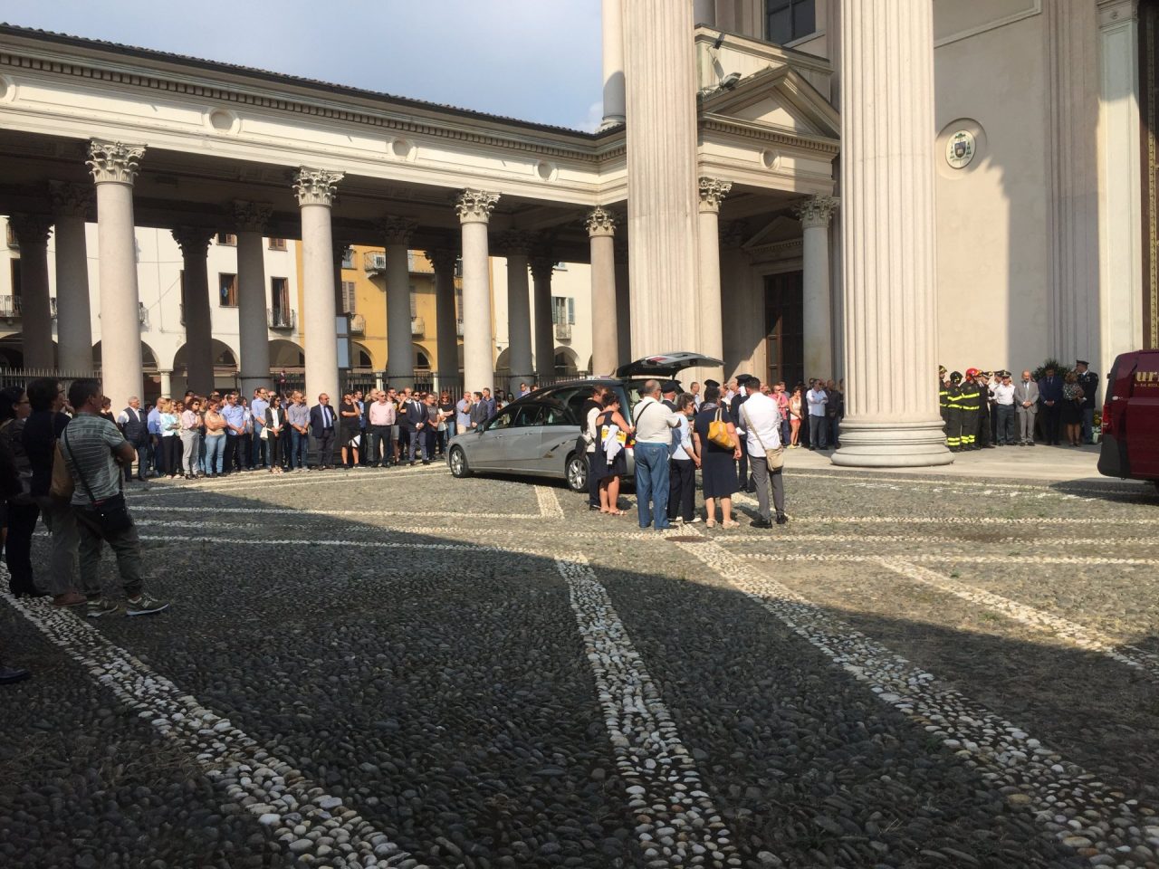 Mauro Stofella, in tanti all’ultimo saluto in Duomo