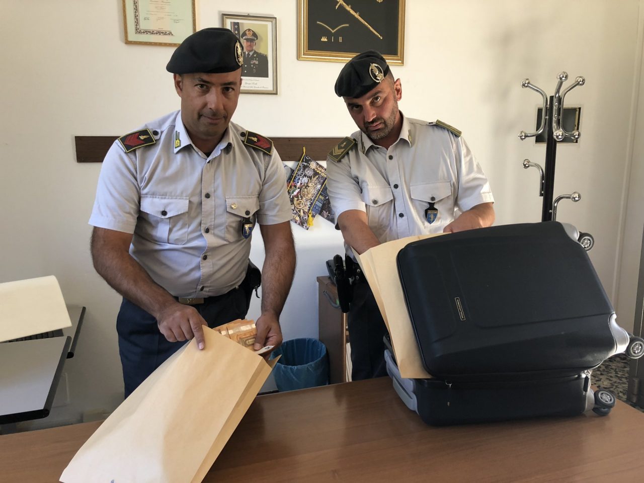 Fermato cittadino iraniano che trasportava 121.500 euro in contanti