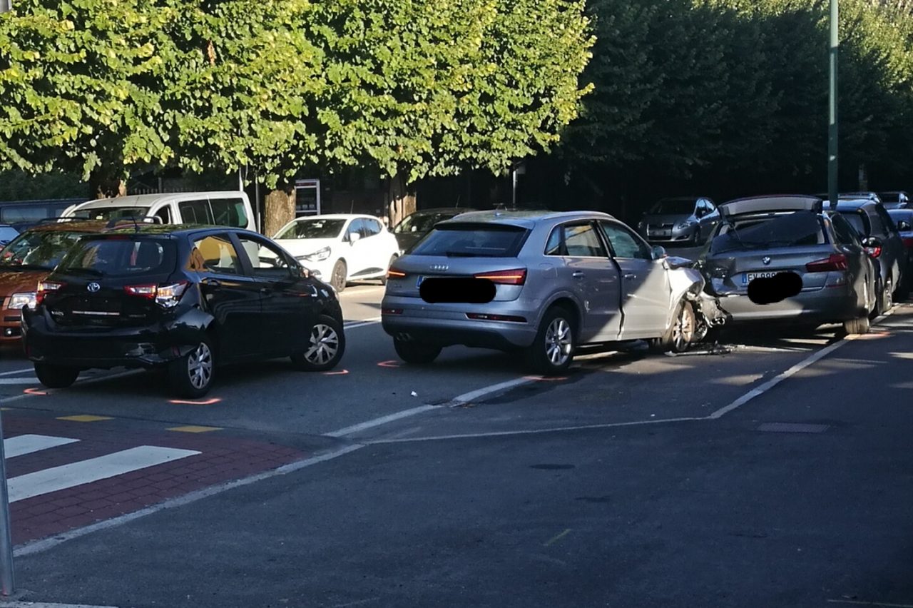 Arona: carambola di auto in viale Baracca