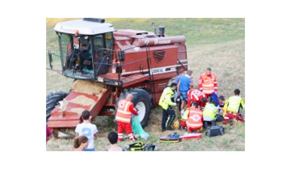 Donna di 32 anni muore schiacciata dalla mietitrebbia guidata dal padre
