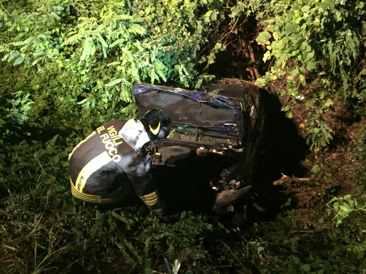 Auto nel fosso, intervengono i Vigili del Fuoco di Arona