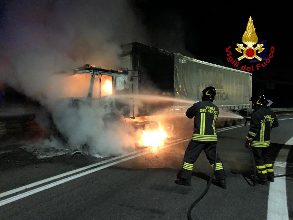 Autoarticolato in fiamme al casello di Novara Ovest