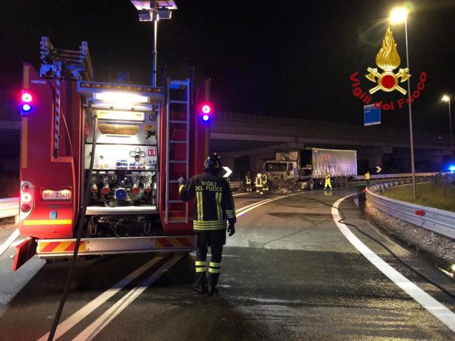 autoarticolato in fiamme
