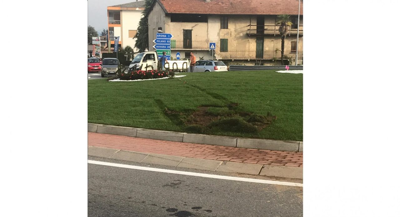 Dormelletto Ribot stava per essere investito: nuova rotonda già rovinata