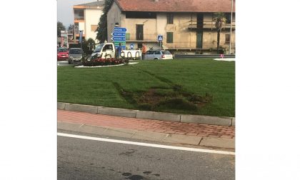 Dormelletto Ribot stava per essere investito: nuova rotonda già rovinata