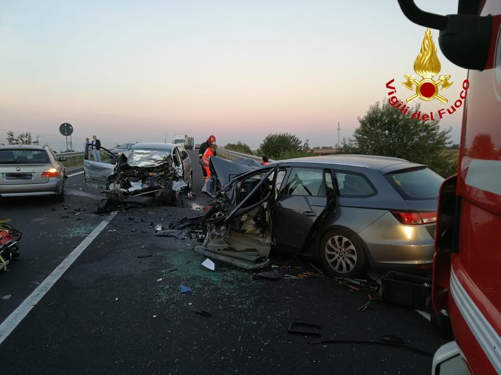 Incidente mortale a Galliate, frontale tra due auto sulla tangenziale esterna