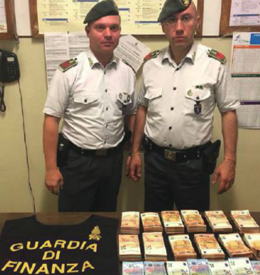 Alla frontiera con 130mila euro in contanti