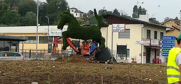 Statua di Ribot compare nella rotonda di Dormelletto