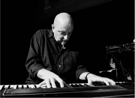 Tastierista di Matia Bazar e Litfiba suona a Lesa