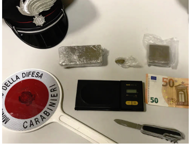 Novarese arrestato con droga e soldi falsi