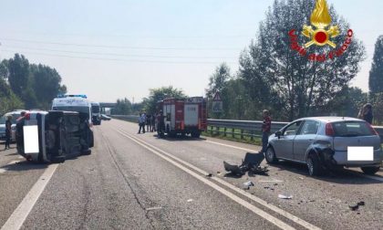 Auto ribaltata e cinque feriti a Marcallo