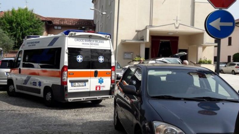 Cade e muore in chiesa appena prima della messa