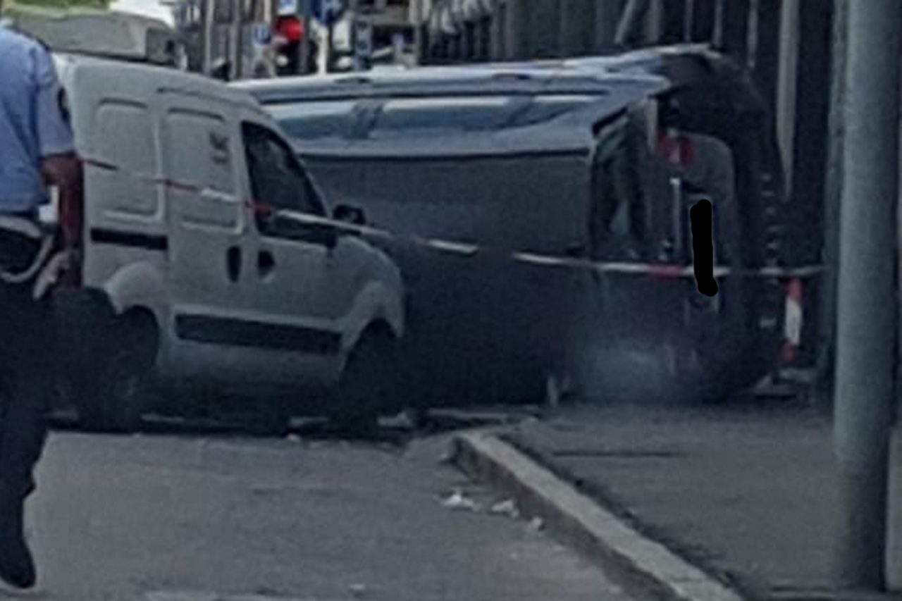 Auto ribaltata in viale Roma a Novara