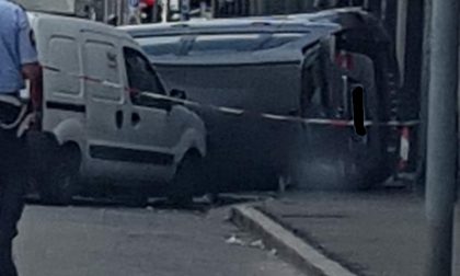 Auto ribaltata in viale Roma a Novara