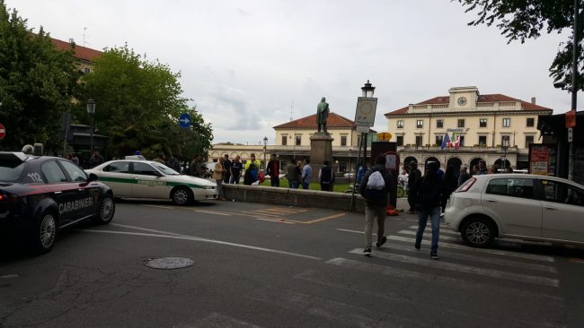 Le rubano il cellulare, lei insegue il ladro e lo fa arrestare