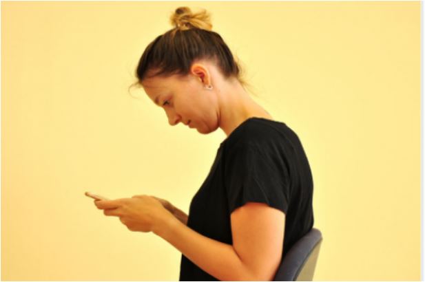 Uso del cellulare: occhio alla cervicale