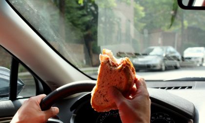 Camionista rischia di morire strozzato dal panino che mangiava mentre stava guidando