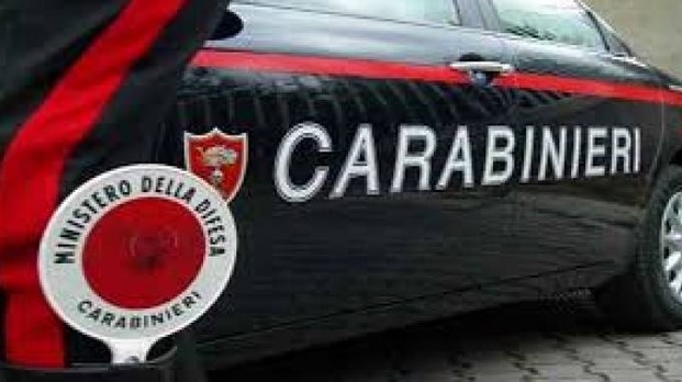 Ubriachi aggrediscono i carabinieri a calci e pugni