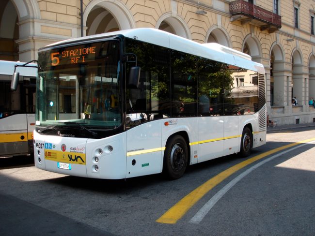 Pulizia degli autobus Sun a Novara