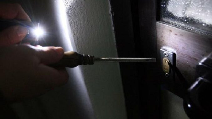 Stavano per rubare in un palazzo: arrestate due minorenni