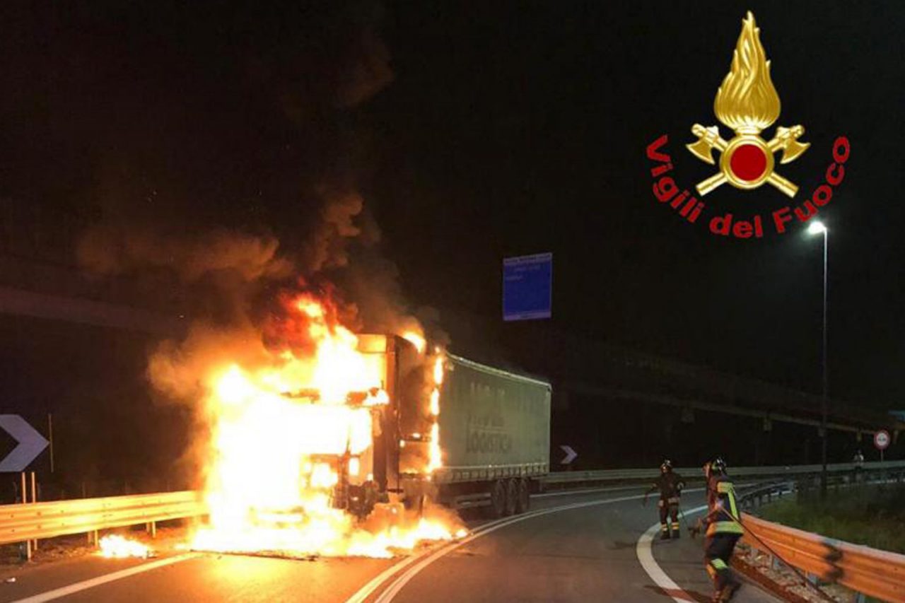 Paura per un camion in fiamme al casello di Novara