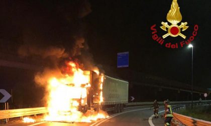 Paura per un camion in fiamme al casello di Novara