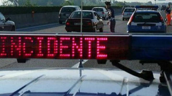 Si schianta in galleria sulla A26 a Stresa