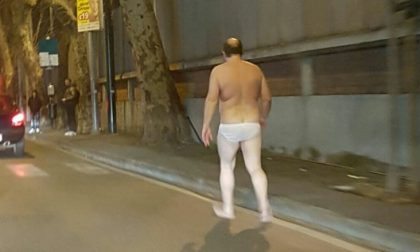 In mutande per strada, un pensionato sul lastrico per le slot protesta contro la famiglia