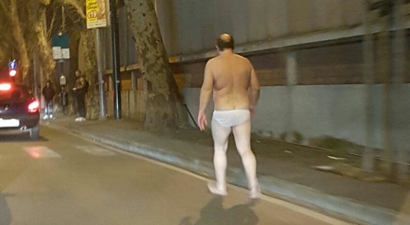 In mutande per strada, un pensionato sul lastrico per le slot protesta contro la famiglia