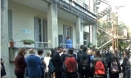 Scuola pericolosa: gli studenti fanno lezione in strada per protesta