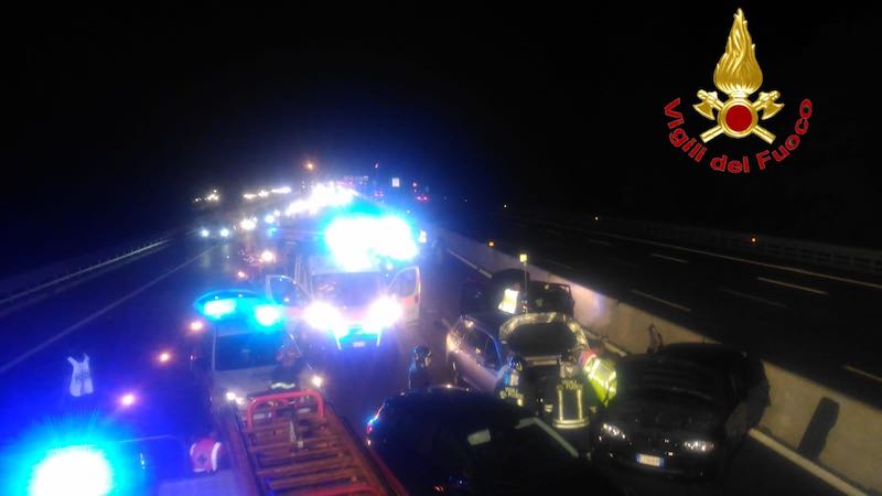 Incidente sulla A8, mamma morta per mettere in salvo le figlie FOTO