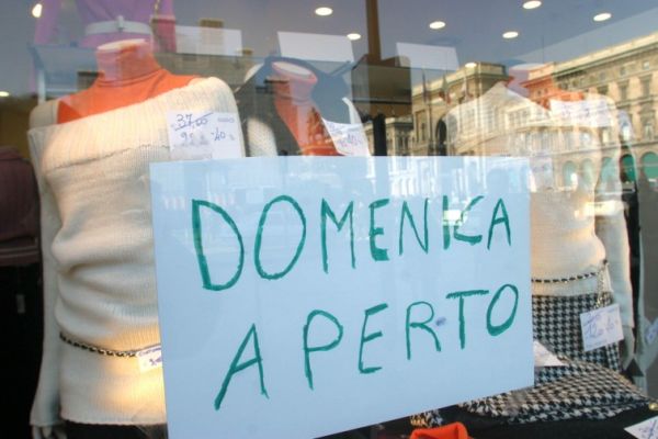 Negozi chiusi di domenica: commercianti aronesi contrari