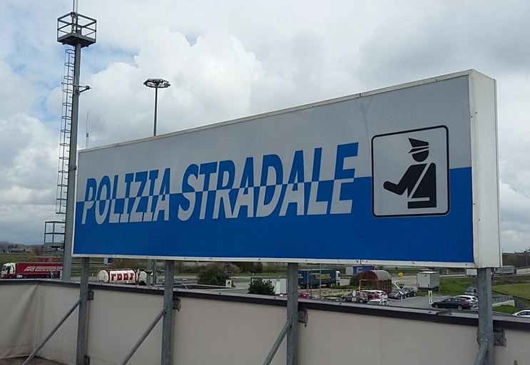 Al volante con patente sospesa, fornisce false generalità poi scappa: fermo del mezzo e revoca della patente