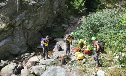 Cercatore di funghi scivola sulla roccia