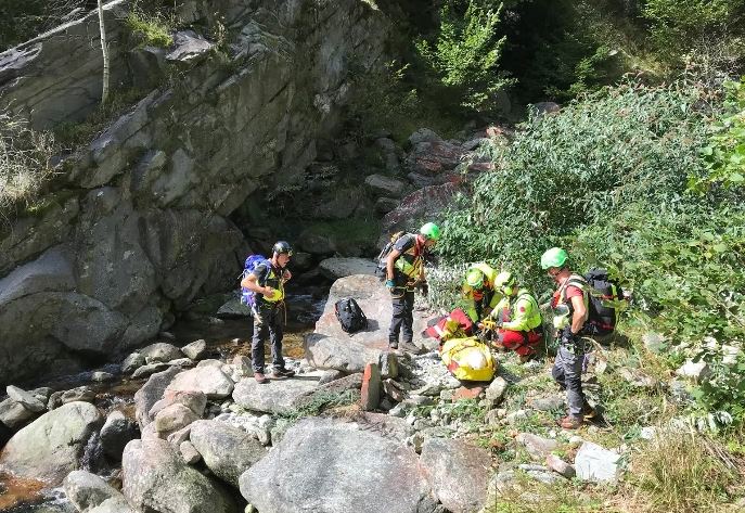 Cercatore di funghi scivola sulla roccia