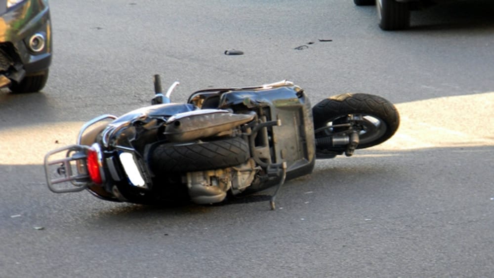Ragazzi in scooter investiti in corso della Vittoria