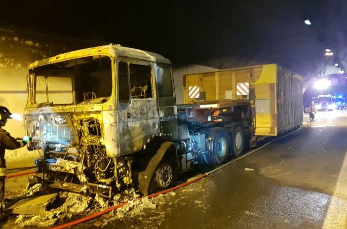 Tir in fiamme in galleria nella notte