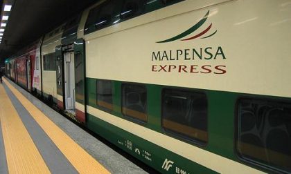 Tragedia sui binari: persona investita e uccisa da treno. Circolazione rallentata